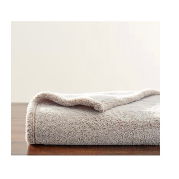 Pottery Barn Accents Pottery Barn Cozy Plush Faux Fur Throw Blanket